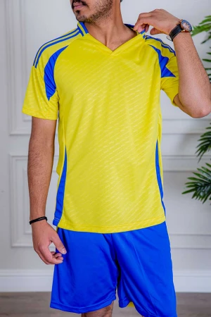 طقم رياضي رجالي قطعتين تيشيرت باللون الأصفر و الأزرق و شورت باللون الأزرق برباط في الخصر 
