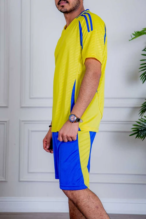 طقم رياضي رجالي قطعتين تيشيرت باللون الأصفر و الأزرق و شورت باللون الأزرق برباط في الخصر