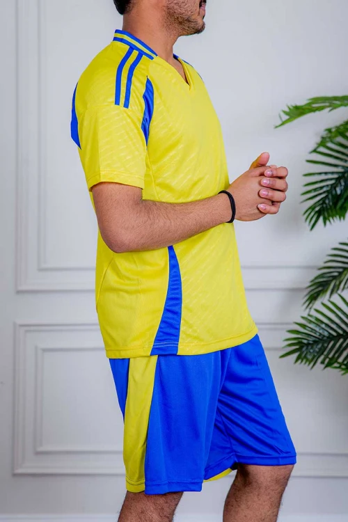 طقم رياضي رجالي قطعتين تيشيرت باللون الأصفر و الأزرق و شورت باللون الأزرق برباط في الخصر