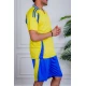 طقم رياضي رجالي قطعتين تيشيرت باللون الأصفر و الأزرق و شورت باللون الأزرق برباط في الخصر