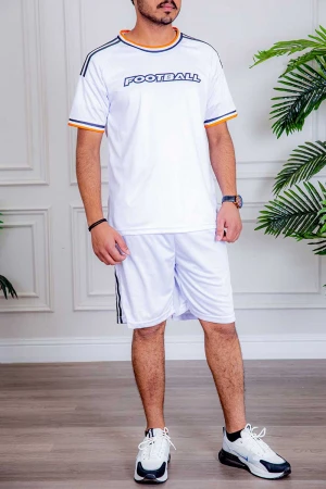 طقم رياضي رجالي قطعتين تيشيرت باللون الأبيض المخطط بالأسود و البرتقالي بطبعات وكتابات من الأمام و الخلف و شورت باللون الأبيض المخطط من الجانبين برباط في الخصر 