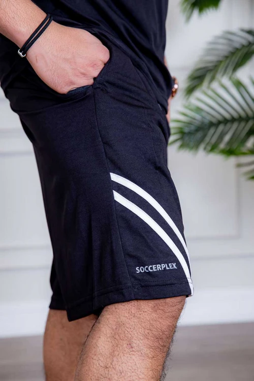 طقم رياضي رجالي قطعتين تيشيرت و شورت باللون الأسود المخطط بالأبيض من الجانبين