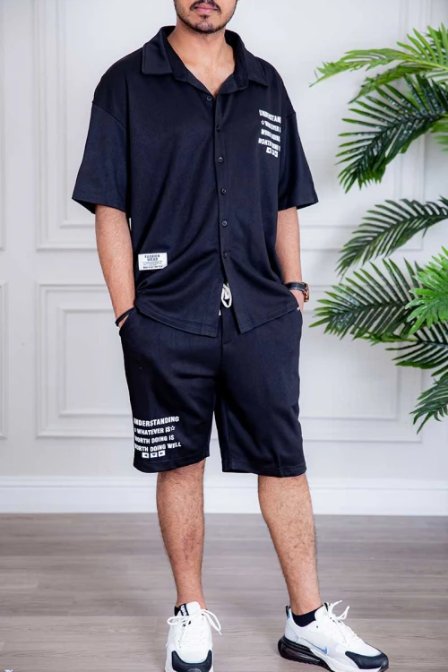 طقم رياضي رجالي بلوزة لون أسود بياقة مطوية و أزرار و كتابات من الأمام و شورت لون أسود بكتابات من الأمام و رباط في الخصر