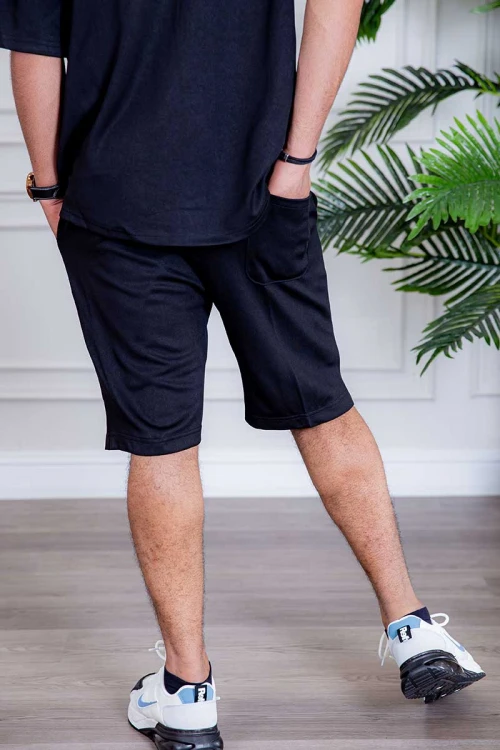 طقم رياضي رجالي بلوزة لون أسود بياقة مطوية و أزرار و كتابات من الأمام و شورت لون أسود بكتابات من الأمام و رباط في الخصر