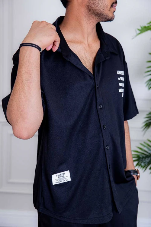 طقم رياضي رجالي بلوزة لون أسود بياقة مطوية و أزرار و كتابات من الأمام و شورت لون أسود بكتابات من الأمام و رباط في الخصر