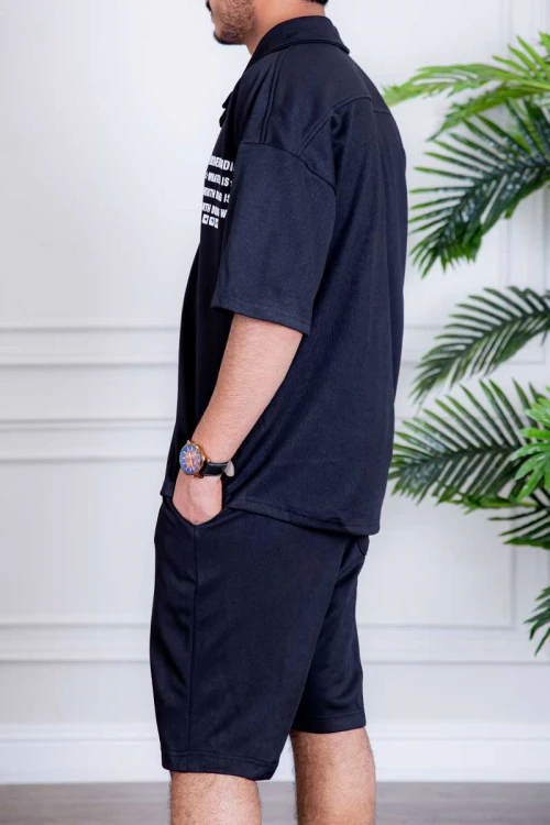 طقم رياضي رجالي بلوزة لون أسود بياقة مطوية و أزرار و كتابات من الأمام و شورت لون أسود بكتابات من الأمام و رباط في الخصر