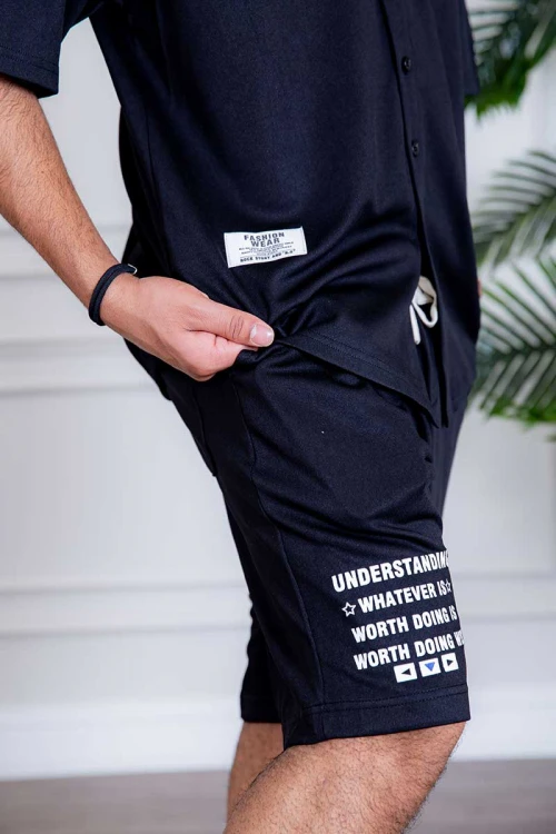 طقم رياضي رجالي بلوزة لون أسود بياقة مطوية و أزرار و كتابات من الأمام و شورت لون أسود بكتابات من الأمام و رباط في الخصر