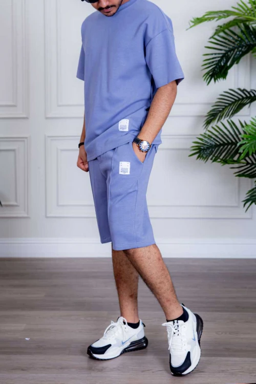 طقم رياضي رجالي تيشيرت و شورت لون موف بطبعات و جيوب من الأمام و الخلف و رباط في الخصر