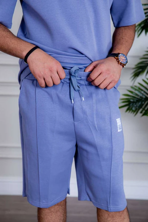 طقم رياضي رجالي تيشيرت و شورت لون موف بطبعات و جيوب من الأمام و الخلف و رباط في الخصر