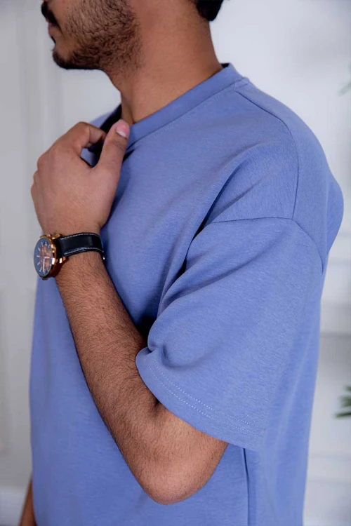 طقم رياضي رجالي تيشيرت و شورت لون موف بطبعات و جيوب من الأمام و الخلف و رباط في الخصر