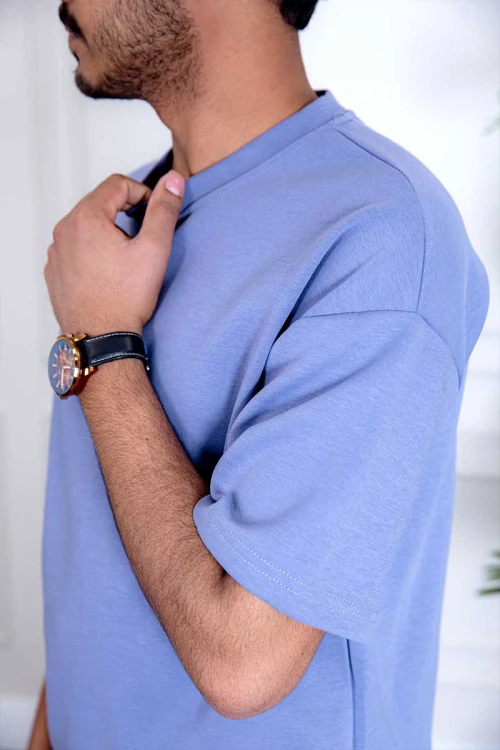 طقم رياضي رجالي تيشيرت و شورت لون موف بطبعات و جيوب من الأمام و الخلف و رباط في الخصر