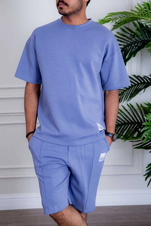 طقم رياضي رجالي تيشيرت و شورت لون موف بطبعات و جيوب من الأمام و الخلف و رباط في الخصر