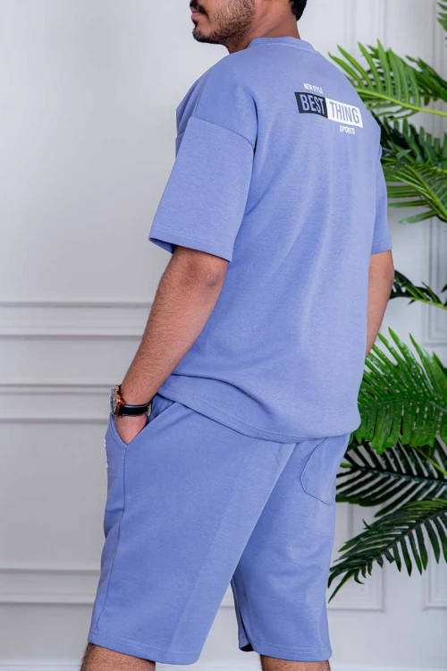 طقم رياضي رجالي تيشيرت و شورت لون موف بطبعات و جيوب من الأمام و الخلف و رباط في الخصر