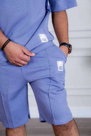 طقم رياضي رجالي تيشيرت و شورت لون موف بطبعات و جيوب من الأمام و الخلف و رباط في الخصر 