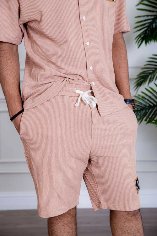 طقم رياضي رجالي بلوزة لون خربزي بياقة مطوية و أزرار و طبعات من الأمام و شورت لون خربزي بجيوب و رباط في الخصر