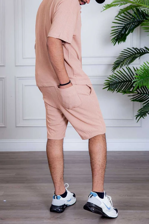 طقم رياضي رجالي بلوزة لون خربزي بياقة مطوية و أزرار و طبعات من الأمام و شورت لون خربزي بجيوب و رباط في الخصر