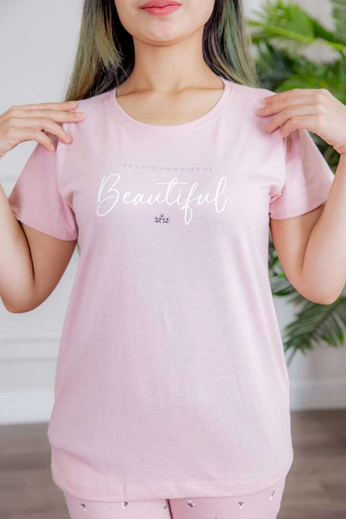 بيجاما نسائية قطعتين لون وردي تيشيرت بأكمام قصيرة و كتابات من الأمام و بنطلون بطبعات ورود