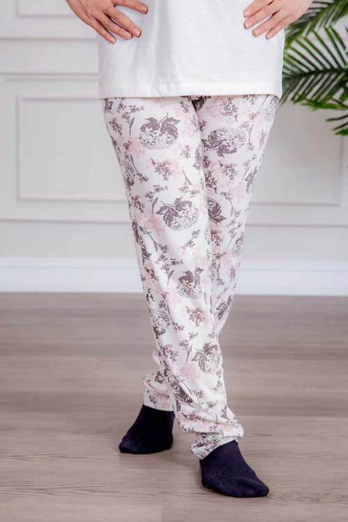 بيجاما نسائية قطعتين لون أبيض تيشيرت بأكمام قصيرة و كتابات من الأمام و بنطلون بطبعات