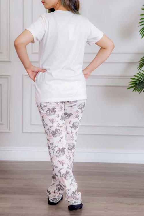 بيجاما نسائية قطعتين لون أبيض تيشيرت بأكمام قصيرة و كتابات من الأمام و بنطلون بطبعات