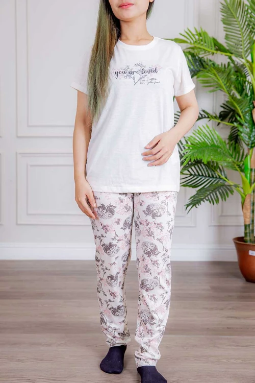 بيجاما نسائية قطعتين لون أبيض تيشيرت بأكمام قصيرة و كتابات من الأمام و بنطلون بطبعات