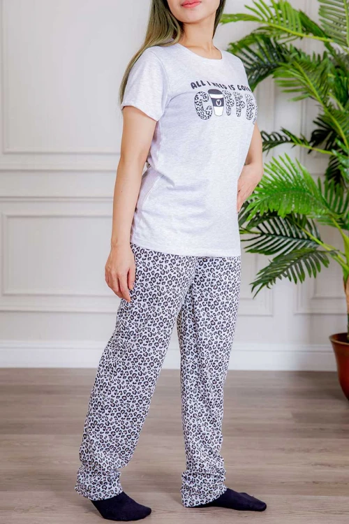 بيجاما نسائية قطعتين لون رصاصي  تيشيرت بأكمام قصيرة و كتابات من الأمام و بنطلون بطبعات