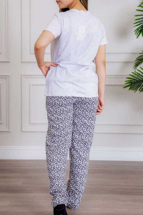 بيجاما نسائية قطعتين لون رصاصي  تيشيرت بأكمام قصيرة و كتابات من الأمام و بنطلون بطبعات