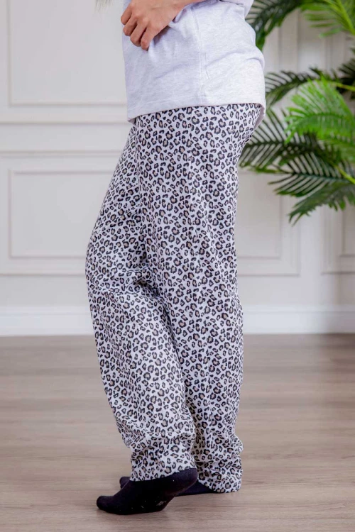 بيجاما نسائية قطعتين لون رصاصي  تيشيرت بأكمام قصيرة و كتابات من الأمام و بنطلون بطبعات