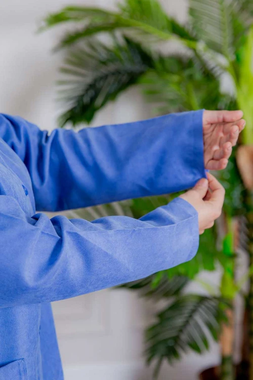 زي عاملة قطعتين متعددة الألوان بلوزة بياقة مطوية و جيوب و أزرار من الأمام ذو أكمام طويلة و بنطلون طويل