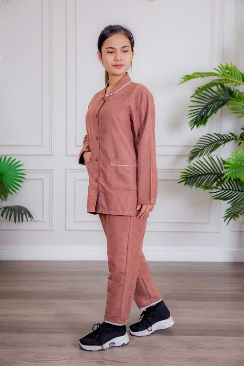 زي عاملة قطعتين متعددة الألوان بلوزة بياقة مطوية و جيوب و أزرار من الأمام ذو أكمام طويلة و بنطلون طويل