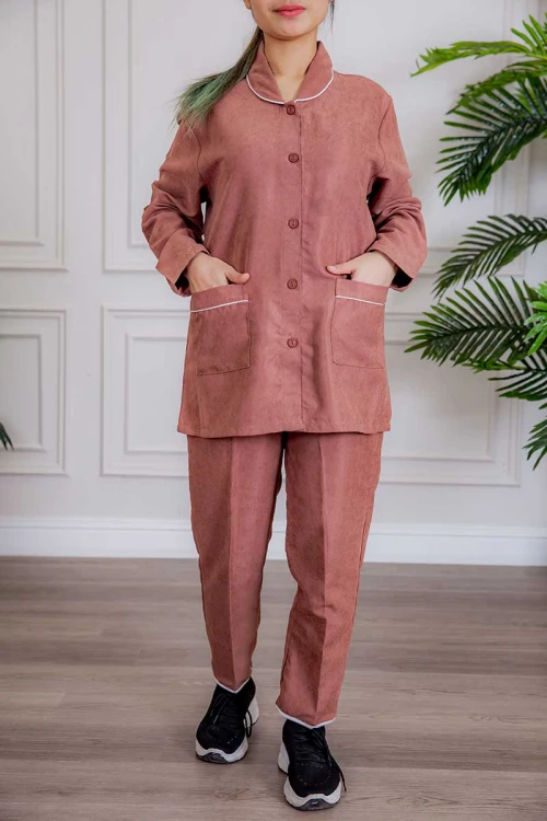 زي عاملة قطعتين متعددة الألوان بلوزة بياقة مطوية و جيوب و أزرار من الأمام ذو أكمام طويلة و بنطلون طويل