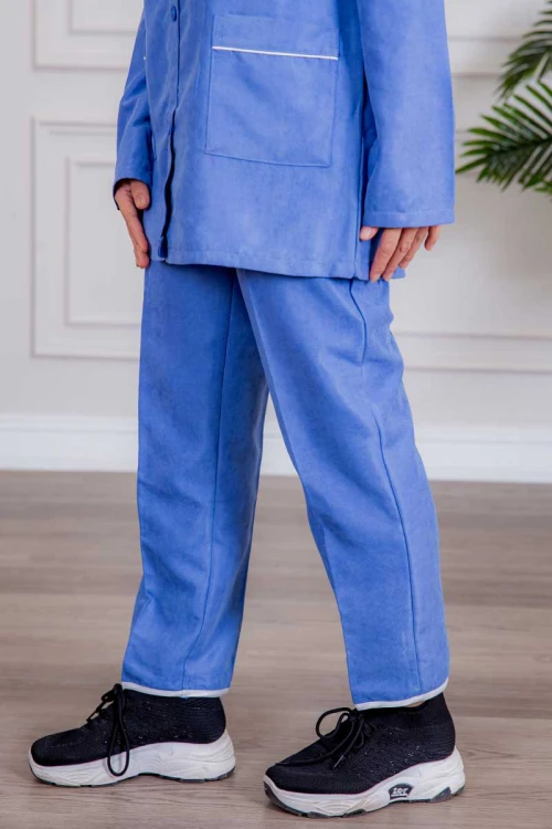 زي عاملة قطعتين متعددة الألوان بلوزة بياقة مطوية و جيوب و أزرار من الأمام ذو أكمام طويلة و بنطلون طويل