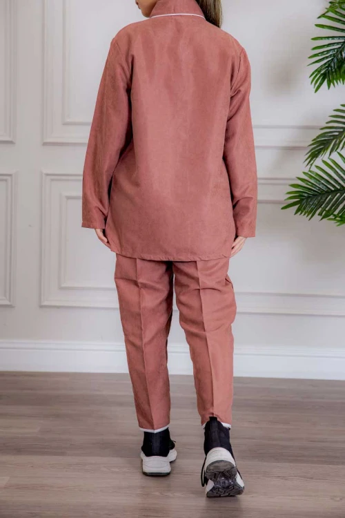 زي عاملة قطعتين متعددة الألوان بلوزة بياقة مطوية و جيوب و أزرار من الأمام ذو أكمام طويلة و بنطلون طويل