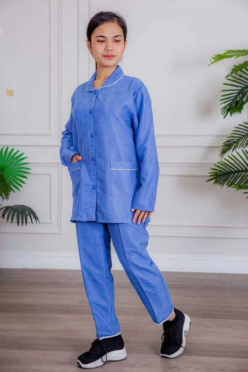 زي عاملة قطعتين متعددة الألوان بلوزة بياقة مطوية و جيوب و أزرار من الأمام ذو أكمام طويلة و بنطلون طويل