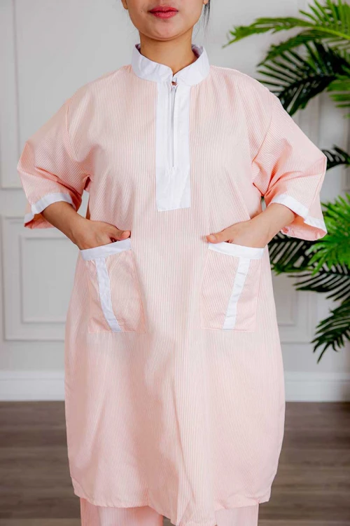 زي عاملة جامبو قطعتين لون خربزي مقلم بلوزة طويلة بياقة عالية و سحاب و جيوب من الأمام ذو أكمام ميدي و بنطلون طويل