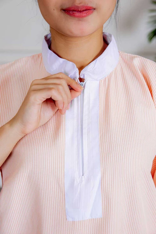 زي عاملة جامبو قطعتين لون خربزي مقلم بلوزة طويلة بياقة عالية و سحاب و جيوب من الأمام ذو أكمام ميدي و بنطلون طويل