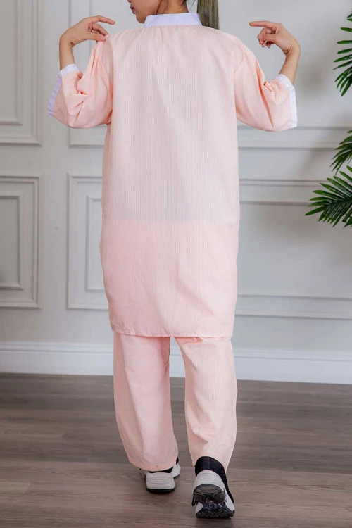 زي عاملة جامبو قطعتين لون خربزي مقلم بلوزة طويلة بياقة عالية و سحاب و جيوب من الأمام ذو أكمام ميدي و بنطلون طويل