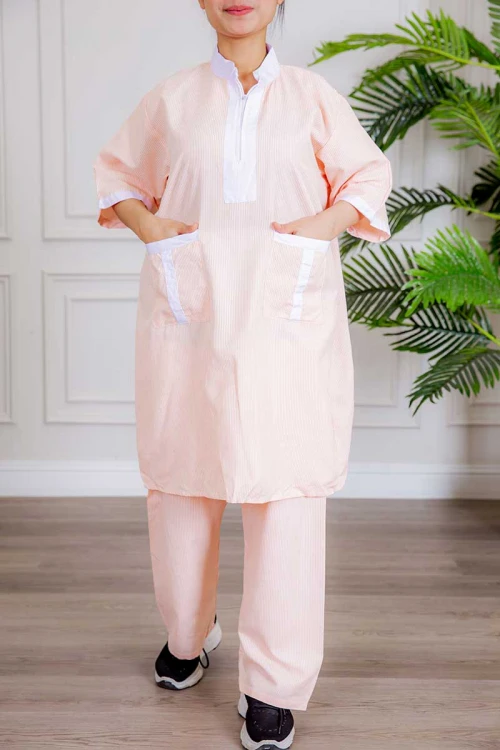 زي عاملة جامبو قطعتين لون خربزي مقلم بلوزة طويلة بياقة عالية و سحاب و جيوب من الأمام ذو أكمام ميدي و بنطلون طويل