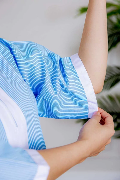 زي عاملة جامبو قطعتين لون خربزي مقلم بلوزة طويلة بياقة عالية و سحاب و جيوب من الأمام ذو أكمام ميدي و بنطلون طويل