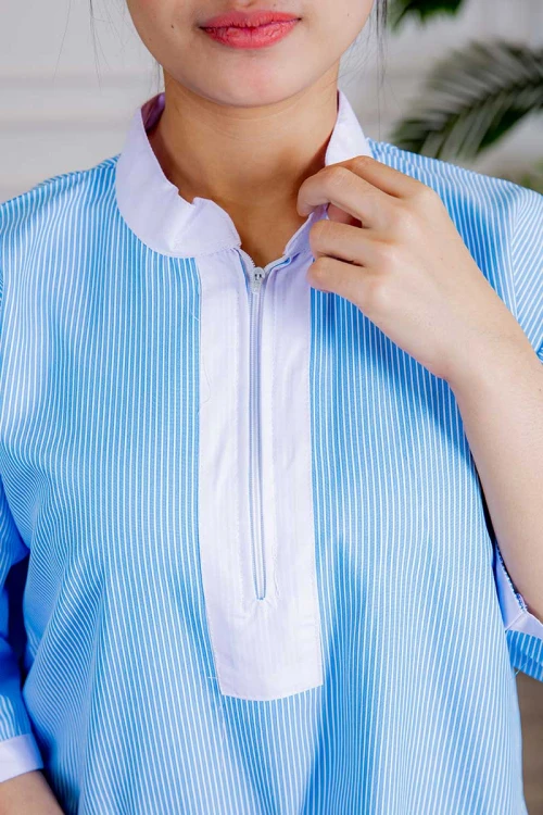 زي عاملة جامبو قطعتين لون خربزي مقلم بلوزة طويلة بياقة عالية و سحاب و جيوب من الأمام ذو أكمام ميدي و بنطلون طويل