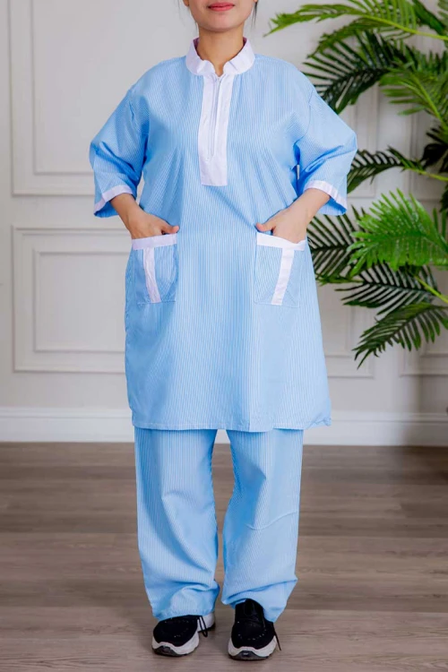 زي عاملة جامبو قطعتين لون خربزي مقلم بلوزة طويلة بياقة عالية و سحاب و جيوب من الأمام ذو أكمام ميدي و بنطلون طويل