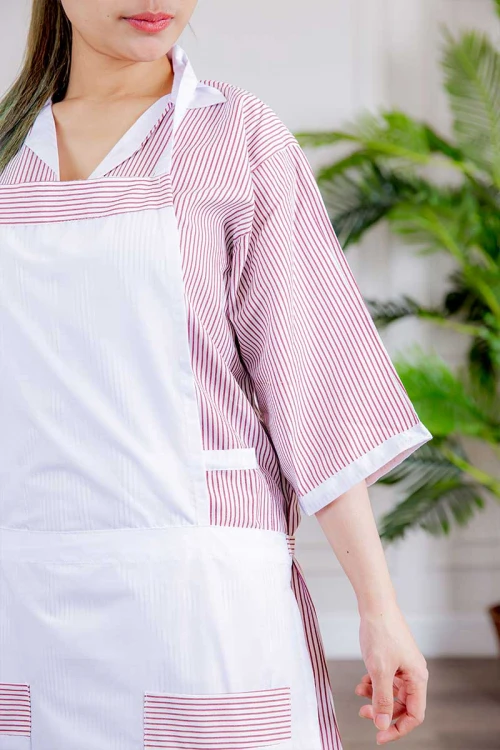 زي عاملة 3 قطع متعددة الألوان بلوزة طويلة بياقة مطوية و جيوب من الأمام ذو أكمام ميدي و بنطلون طويل و مريلة منفصلة