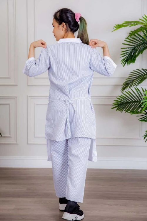 زي عاملة 3 قطع متعددة الألوان بلوزة طويلة بياقة مطوية و جيوب من الأمام ذو أكمام ميدي و بنطلون طويل و مريلة منفصلة