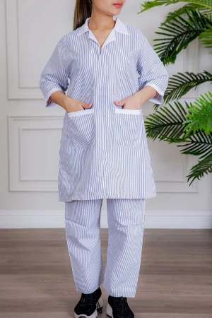 زي عاملة 3 قطع متعددة الألوان بلوزة طويلة بياقة مطوية و جيوب من الأمام ذو أكمام ميدي و بنطلون طويل و مريلة منفصلة