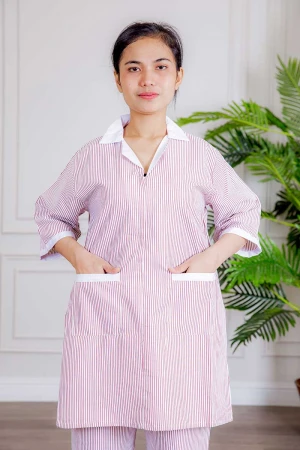 زي عاملة 3 قطع متعددة الألوان بلوزة طويلة بياقة مطوية و جيوب من الأمام ذو أكمام ميدي و بنطلون طويل و مريلة منفصلة