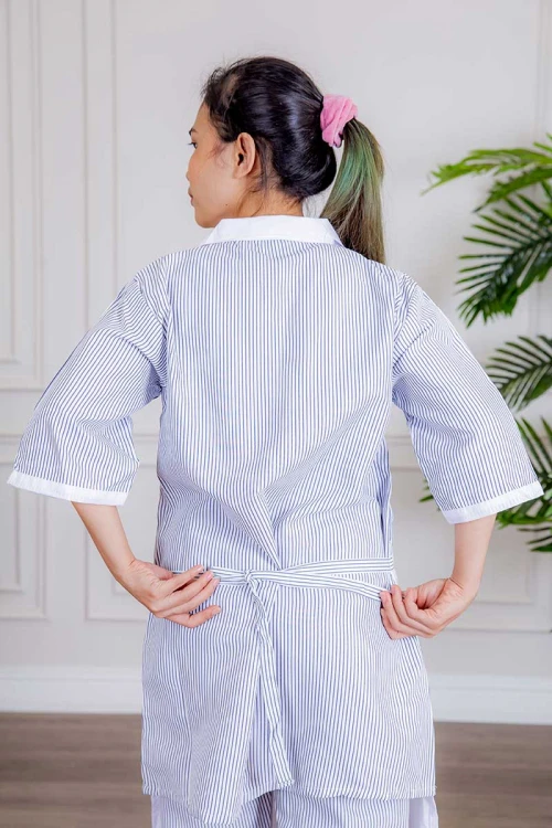 زي عاملة 3 قطع متعددة الألوان بلوزة طويلة بياقة مطوية و جيوب من الأمام ذو أكمام ميدي و بنطلون طويل و مريلة منفصلة