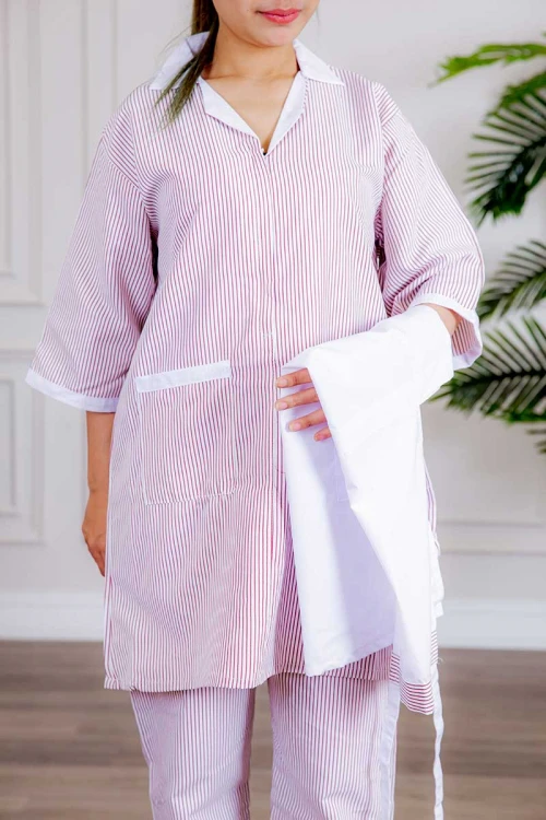 زي عاملة 3 قطع متعددة الألوان بلوزة طويلة بياقة مطوية و جيوب من الأمام ذو أكمام ميدي و بنطلون طويل و مريلة منفصلة