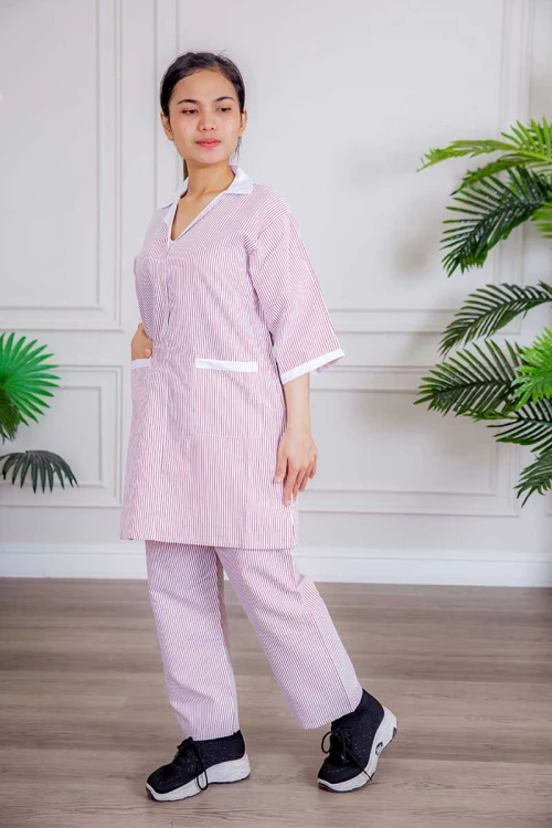 زي عاملة 3 قطع متعددة الألوان بلوزة طويلة بياقة مطوية و جيوب من الأمام ذو أكمام ميدي و بنطلون طويل و مريلة منفصلة