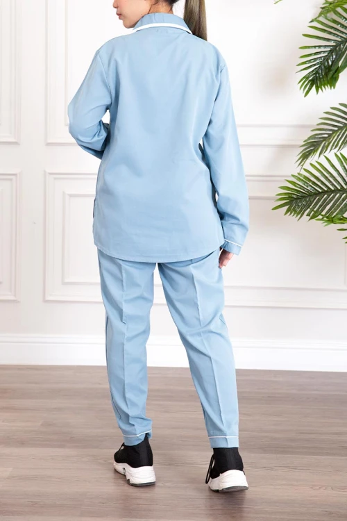 زي عاملة قطعتين لون سماوي بلوزة بياقة مطوية و أزرار و جيوب مزينة بفيونكة من الأمام  ذو أكمام طويلة و بنطلون طويل