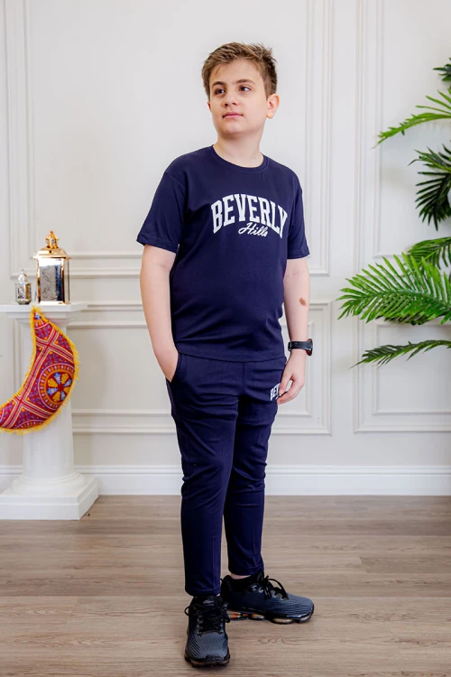 ترنج ولادي قطعتين لون كحلي تيشيرت بكتابات من الأمام و بنطلون بجيوب من الجانبين