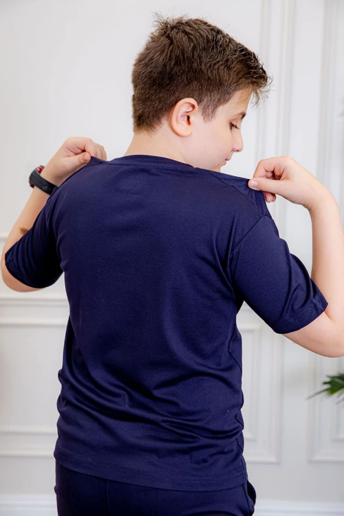 ترنج ولادي قطعتين لون كحلي تيشيرت بكتابات من الأمام و بنطلون بجيوب من الجانبين